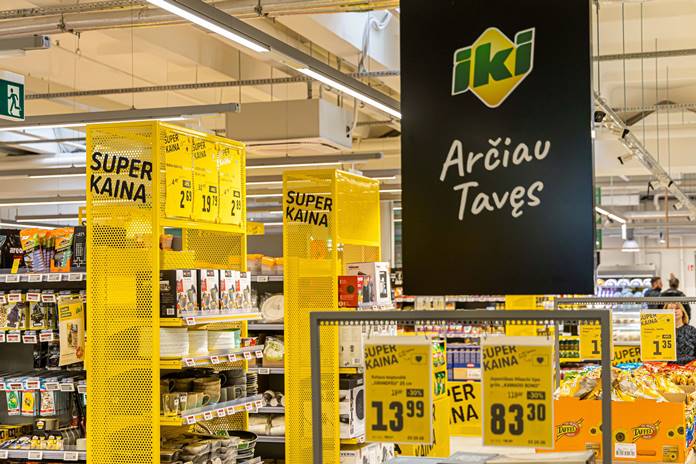 „Iki“ prekybos salė su akcijų žymomis „Super kaina“ ir stendu „Arčiau Tavęs“.
